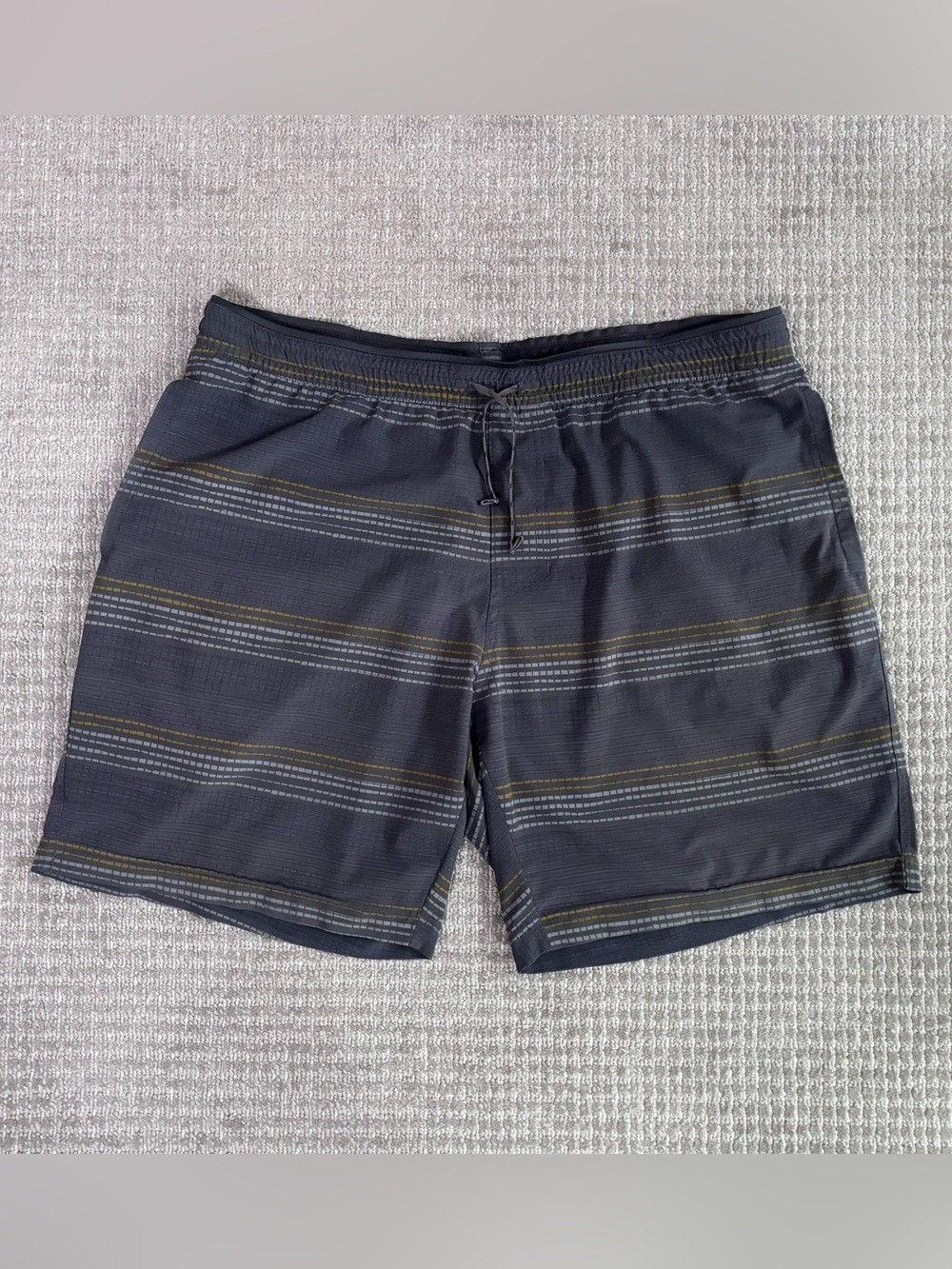 Kuhl Vantage Men's Shorts 7" Inseam Gray Carbon Texture Striped Performance L